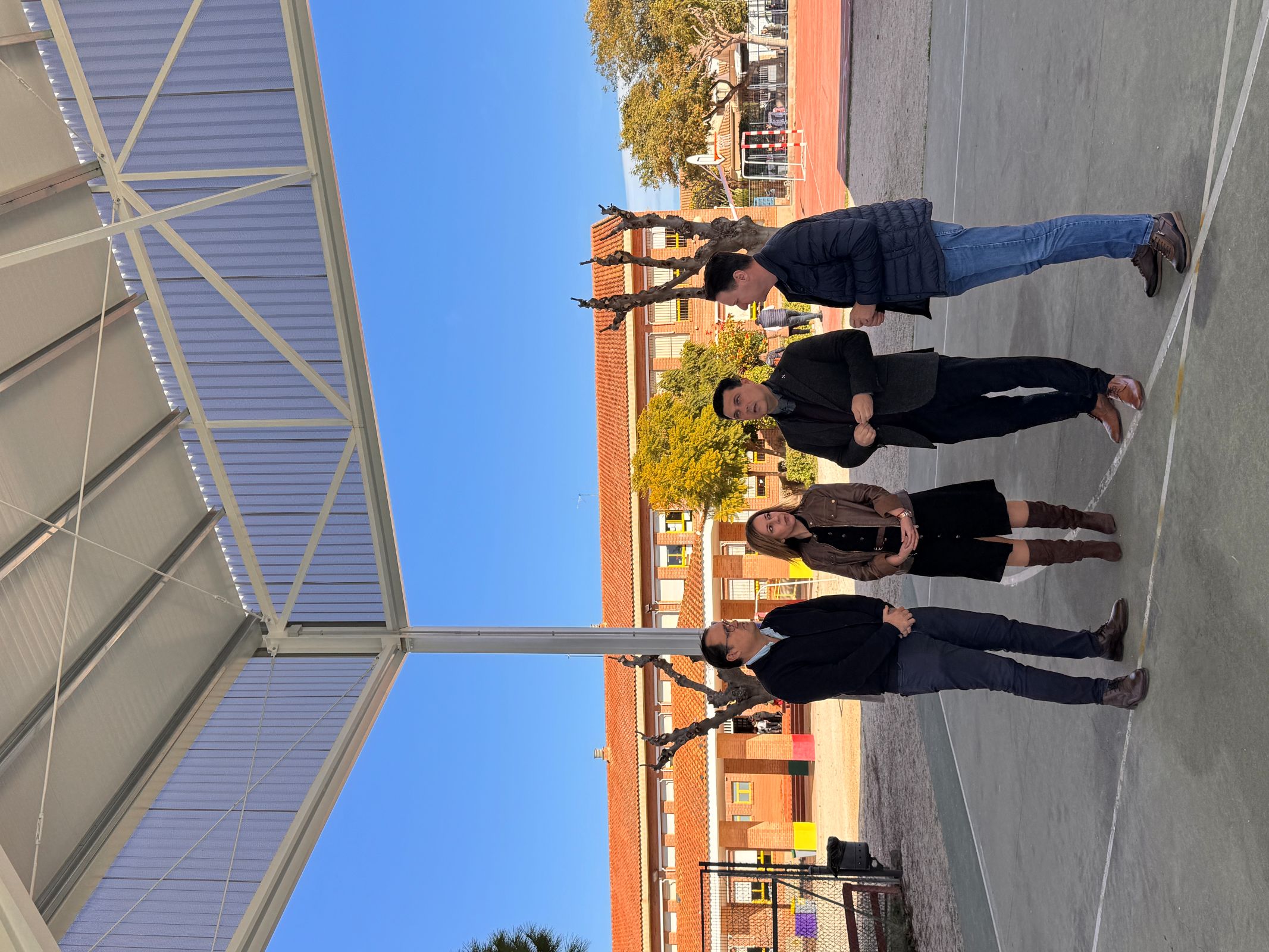 El alcalde visita el CEIP Severo Ochoa que este curso estrena cubierta en su pista deportiva 